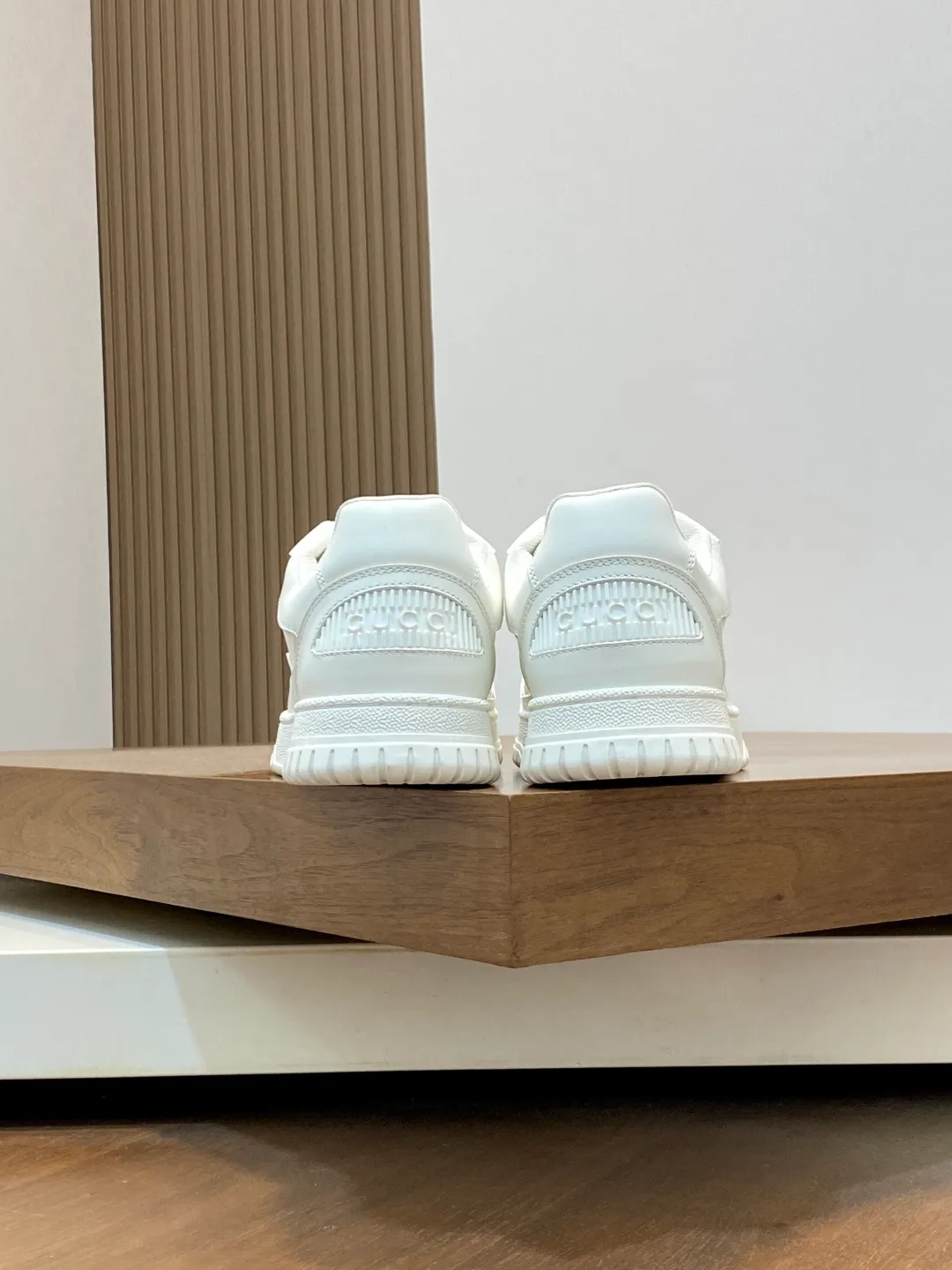 Men's Shoes 💰660 𝐆𝐮𝐜𝐜𝐢 𝐑𝐞-𝐖𝐞𝐛 As the first sneaker created by Sabato De Sarno for Gucci, the Re-Web series reinterprets the brand's classic stripes and sets off the modern silhouette design with bold and unique details. These shoes are crafted from white leather. This new sneaker is ingeniously decorated with many of the brand's classic details, and is equipped with a bright red and green webbing tongue, which will make people fall in love at first sight. White leather treated with a special process for softness and luster, with an embossed grainy texture. Script Gucci logo and interlocking G web label with Interlocking G and script Gucci logo. Rubber outsole with interlocking G detail eyelets. Web tongue. Size: 39-44 (customized for sizes 38 and 45)
